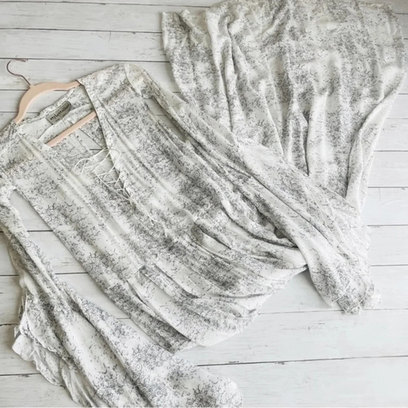 Style Stalker White Print Ruffle Bell Sleeves Lace Up Open Back Boho Dress - Picture 3 of 8